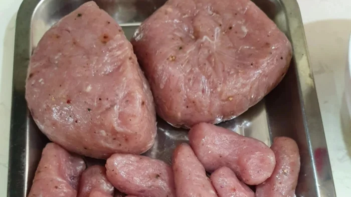 Cắt chả cá thành miếng vừa ăn.