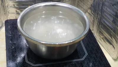 Trần nha đam sơ qua nước sôi. Chuẩn bị sẵn một lớp nước đá để ngâm nha đam cho giòn.