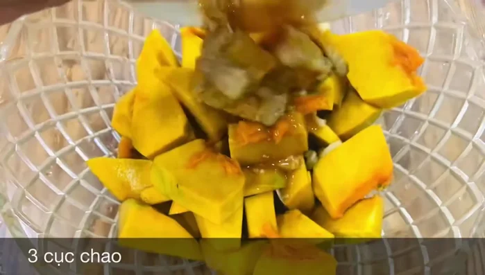 Thêm 3 cục tôm khô, 1 muỗng cà phê đường, 1 muỗng cà phê tiêu, nước tương đậu nành vào nồi bí đỏ.