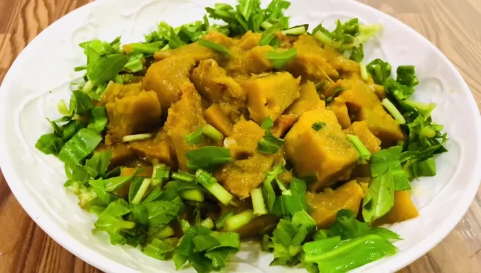 Rắc ngò gai và ngò om lên trên.