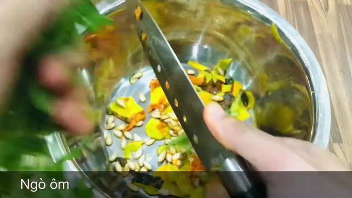 Cắt bỏ gốc và phần đầu của bí đỏ. Phần đầu thường có con sên, cần loại bỏ.