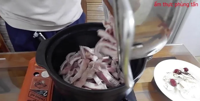 Xào dạ dày: Cho dạ dày vào chảo hành phi, đảo đều trong khoảng 7-8 phút cho săn lại.