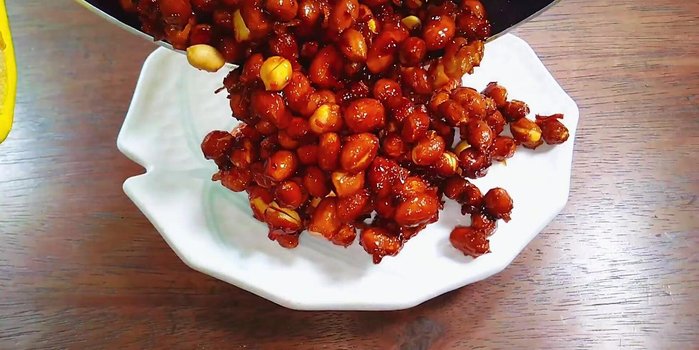 Để nguội và bảo quản: Để đậu phộng nguội hẳn rồi cho vào hũ kín để dùng dần.