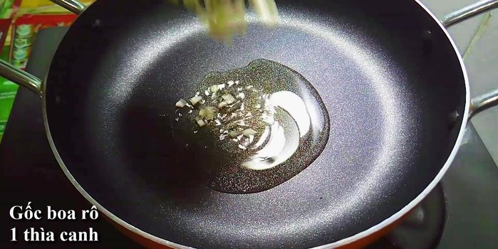Xào tỏi ớt: Cho 1 muỗng canh dầu ăn vào chảo, phi thơm tỏi và ớt băm nhỏ đến khi vàng khô.
