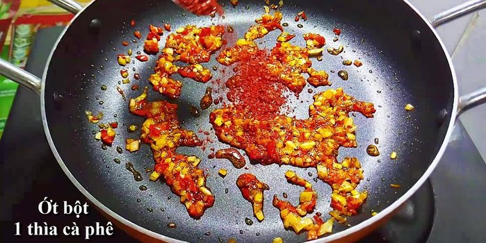 Thêm gia vị: Cho 1 muỗng cà phê ớt bột, 3 muỗng canh nước mắm chay, 2 muỗng canh đường vào chảo, nấu đến khi hỗn hợp sôi và sánh lại.