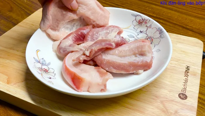 Cắt thịt ba chỉ thành miếng mỏng. (275.74)