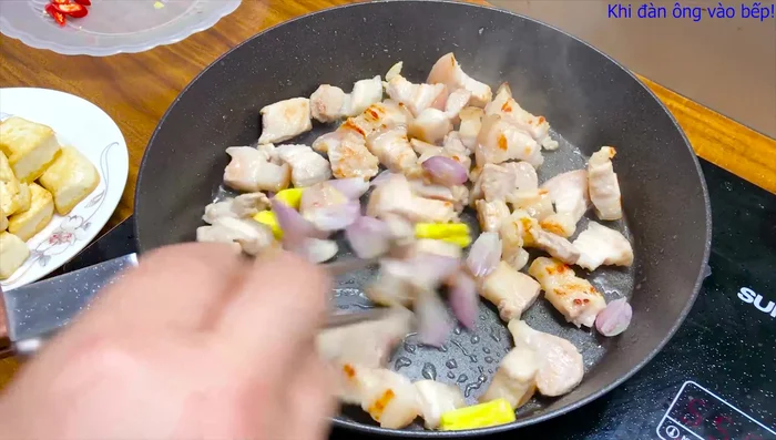 Thêm hành khô, gừng vào xào thơm. (410.81)