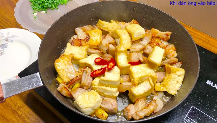 Đảo đều cho đến khi thịt và đậu thấm gia vị. (550.49)