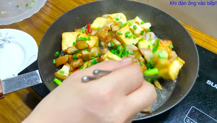 Cho món ăn ra đĩa và thưởng thức. (614.369)