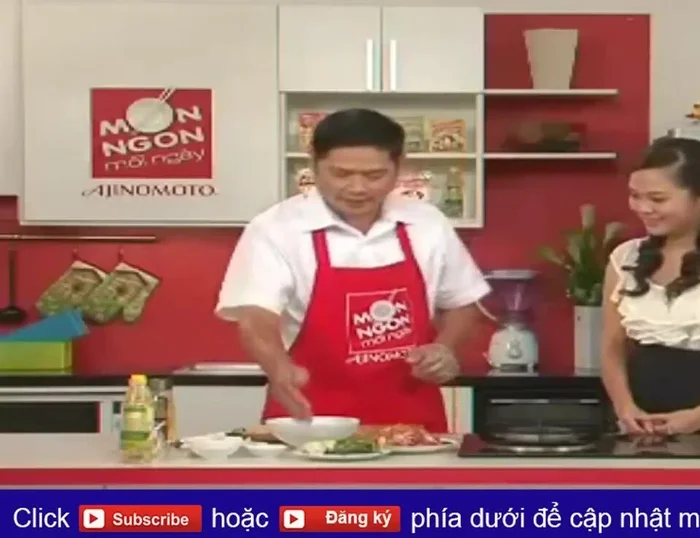 Cắt chuối chát và khế thành miếng nhỏ, cạnh khoảng 2cm. Cho chuối chát vào tô nước có pha 1 muỗng cà phê nước cốt chanh để tránh bị thâm đen.