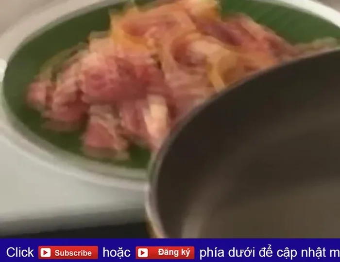 Làm nóng chảo với ít dầu, phi thơm tỏi. Cho bê thui vào, xốc nhanh tay cùng với tỏi phi nóng để bê thấm gia vị và không bị ra nước.