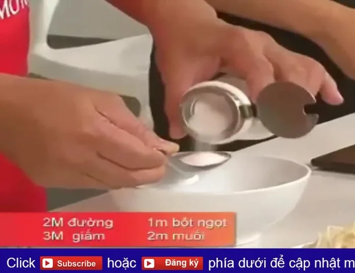 Pha nước trộn gỏi: 2 muỗng canh đường, 3 muỗng canh giấm gạo lên men Ajinomoto, 1 muỗng cà phê bột ngọt Ajinomoto, 2 muỗng cà phê muối, 1 muỗng cà phê nước mắm, 1 muỗng canh nước cốt chanh, 1 muỗng canh ớt và tỏi băm. Khuấy đều.