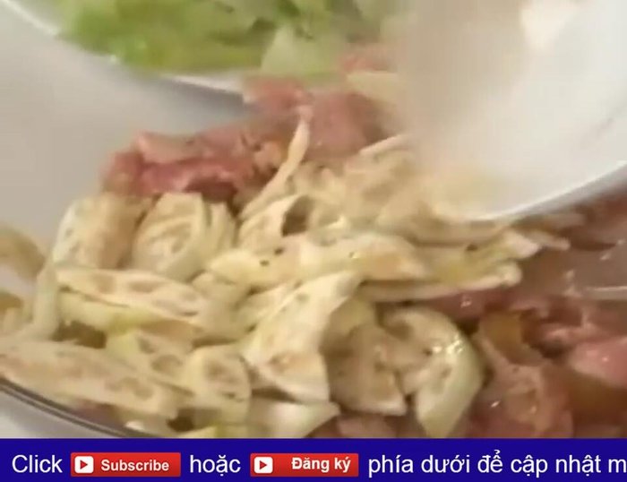 Cho chuối chát, khế, kiệu, rau răm vào thố. Trộn đều với nước trộn gỏi.