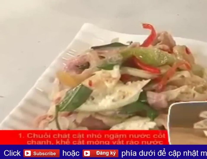 Trình bày bê thui bóp thấu ra dĩa, trang trí thêm hành trắng rang và ớt. Ăn kèm với bánh tráng nướng.