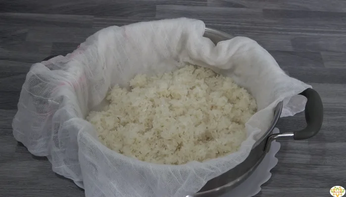 Tắt lửa, để xôi nguội hoàn toàn. Sau đó hấp lại lần 2.