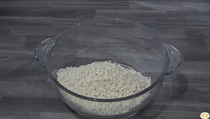 Cho nếp vào thố, thêm nước ngập nếp và ngâm khoảng 5-6 giờ.