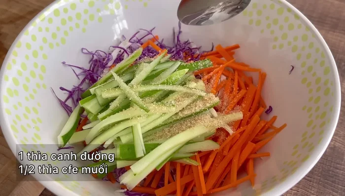 Ướp rau củ: Trộn bắp cải trắng, tím, cà rốt, dưa leo với 1 thìa canh đường và ½ thìa cà phê muối. Để 15-30 phút.