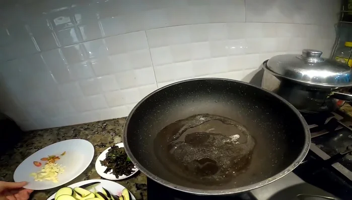 Cho dầu ăn vào chảo, chờ dầu nóng.