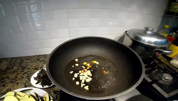 Cho tỏi và ớt vào phi thơm.
