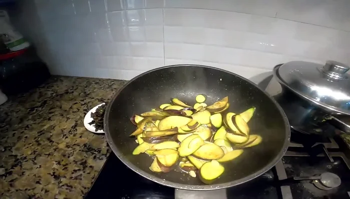 Thêm một chút nước để cà tím mềm.