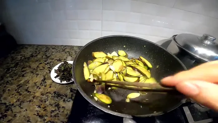 Nêm nếm gia vị: nước mắm, bột canh, hạt tiêu cho vừa ăn.