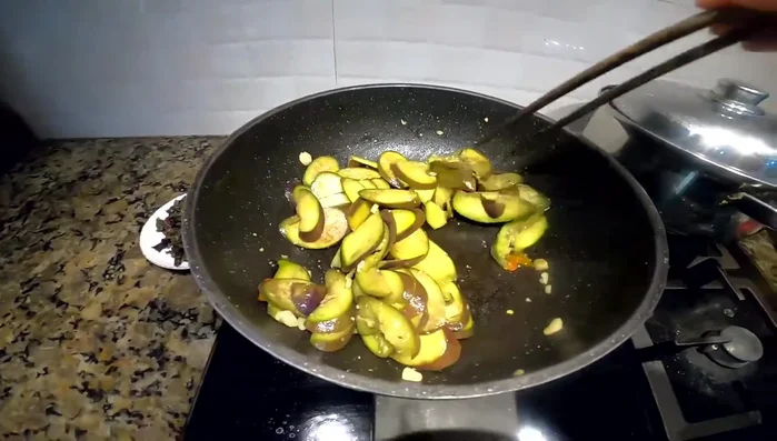 Xào thêm một lúc để gia vị ngấm đều.