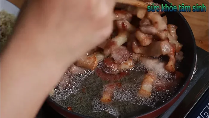 Cho thịt đã xào vàng ra khỏi chảo, để riêng.