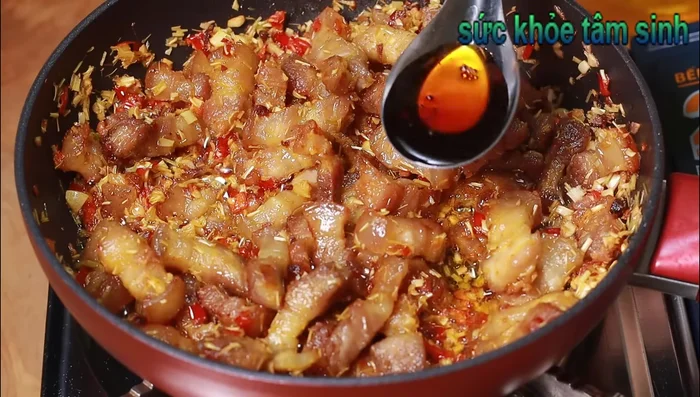 Thêm nước mắm, tương ớt, bột ngọt, trộn đều.