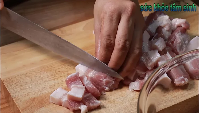Cắt thịt ba chỉ thành từng miếng nhỏ vừa ăn.