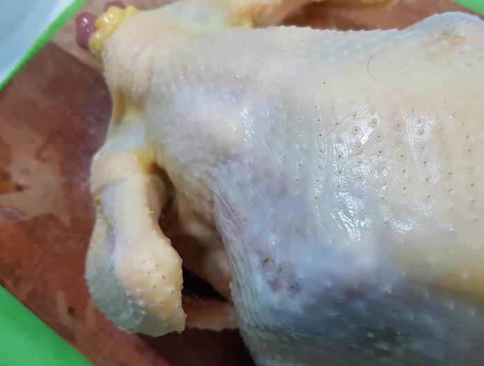 Lấy gà ra, chặt nhỏ, lọc lấy xương riêng.