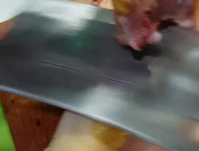Ướp thịt gà với 20g hành tím băm nhỏ, 1/2 số sả băm nhỏ, 2 muỗng canh nước mắm, 1 muỗng cà phê hạt nêm, 1 muỗng cà phê đường, 1 muỗng cà phê bột ngọt, lá é vò nát. Ướp khoảng 20-30 phút.
