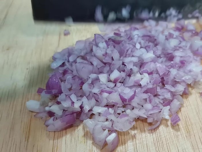 Băm nhỏ tỏi (15g), hành tím còn lại, 1/2 số sả còn lại.