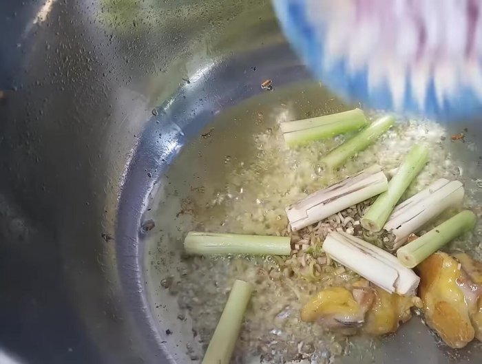 Thêm sả còn lại vào xào cùng gà.