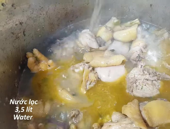 Cho gà vào nồi nước dùng (khoảng 3.5 lít), đun sôi. Vớt bọt cho nước trong.