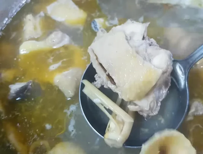 Sau khi gà chín khoảng 20 phút, cho măng đã xào vào nồi nước dùng. Nêm nếm lại gia vị: Muối, hạt nêm, bột ngọt, nước mắm cho vừa ăn.