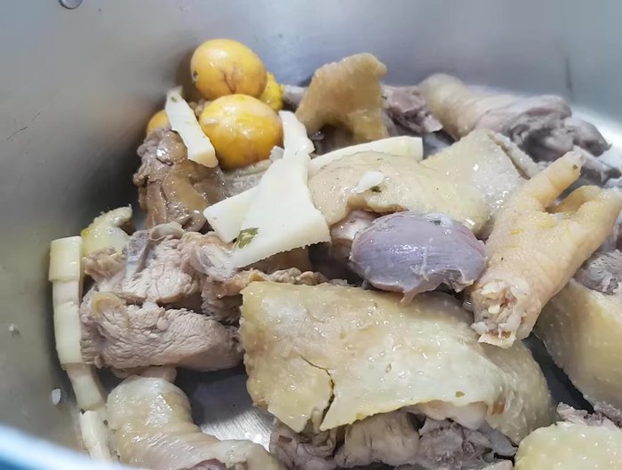 Lọc bỏ xương gà, cho thịt gà vào nồi lẩu. Thêm nấm bào ngư và cần tây.