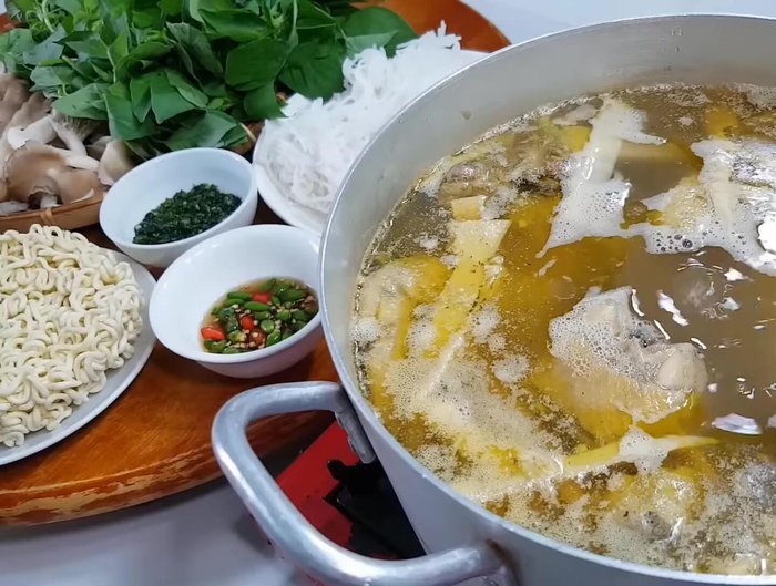 Cho ốc sên vào, đun sôi lại là xong.