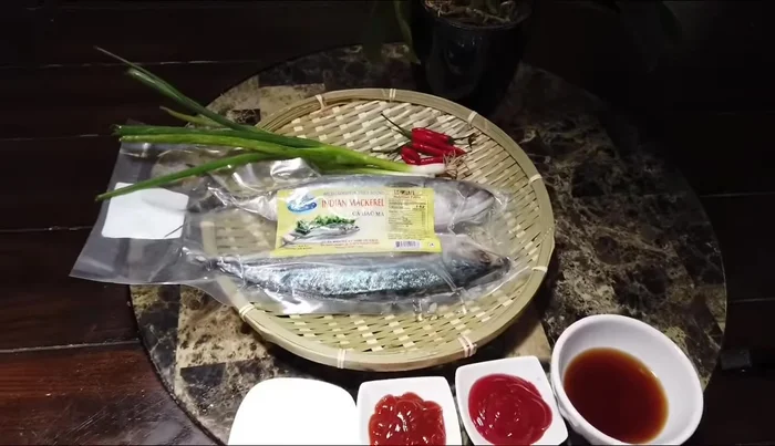 Rửa sạch cá, bỏ ruột, đầu, đuôi nếu muốn. [105.4]