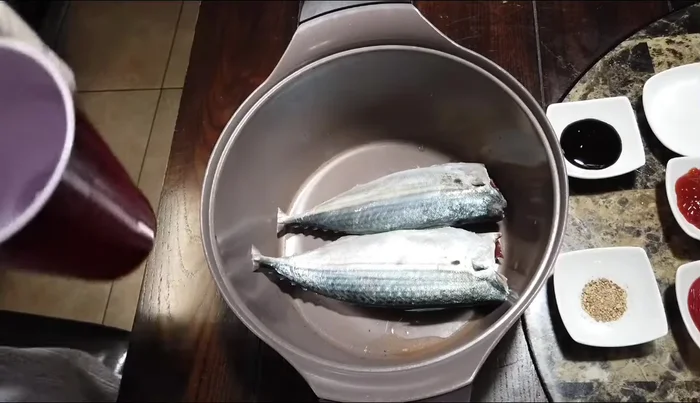 Cho cá vào nồi, thêm nước lọc ngập xấp xỉ cá. [150.05]