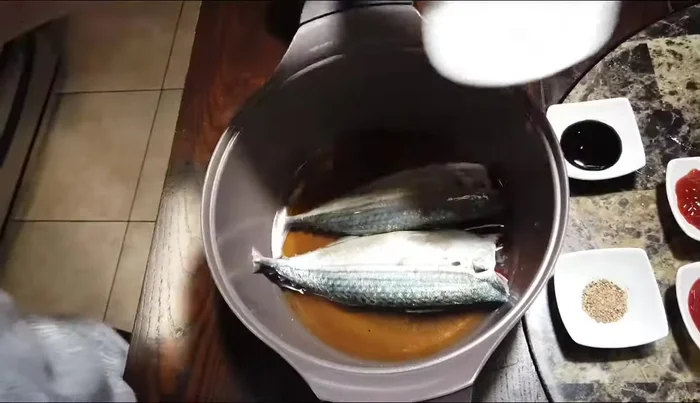 Cho nước mắm, đường, tương cà, tương ớt, tiêu, nước màu vào nồi. [163.91]