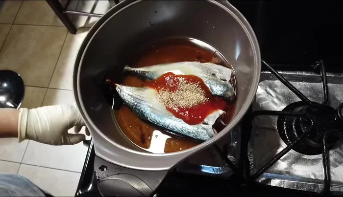 Đặt nồi lên bếp, cho thêm dầu ăn. [200.26]