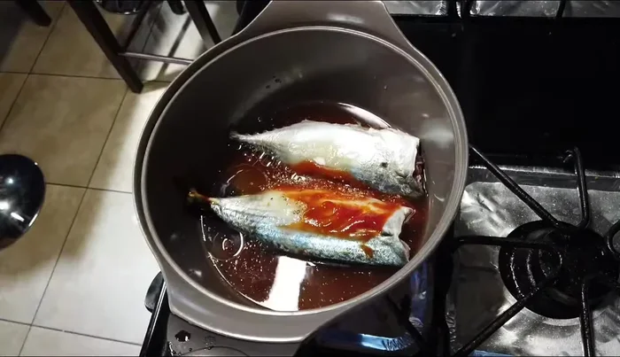 Đun sôi, vặn lửa nhỏ, đậy nắp, kho khoảng 3-4 phút, mở nắp, đảo đều. [247.24]