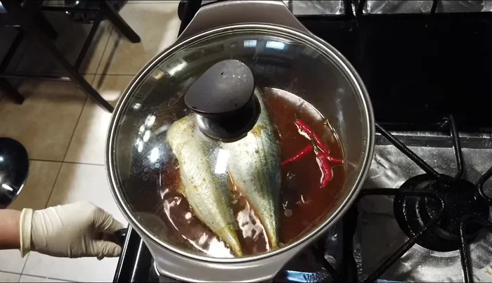 Đậy nắp lại, kho tiếp với lửa nhỏ khoảng 5-10 phút. [303.49]