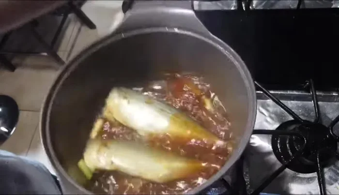 Mở nắp, đảo đều, để nước kho cạn bớt. [311.56]