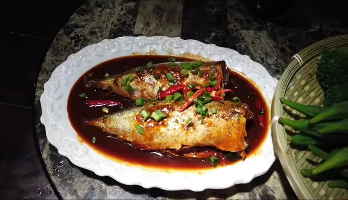 Múc cá ra đĩa, trang trí và thưởng thức. [398.37]