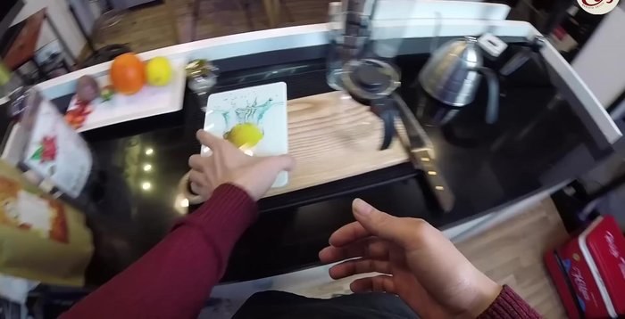 Chuẩn bị trà: Cho 3g hoa dâm bụt và 2g trà Ôlong vào ấm.