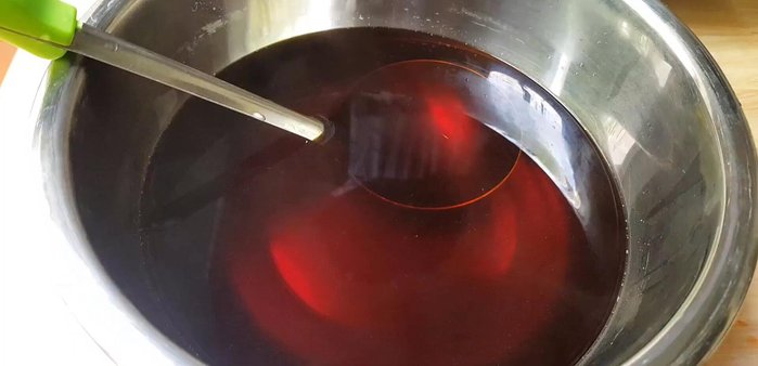 Pha phần nước cốt trà: Cho 80-100g bột kem béo, 200g đường, 100g sữa đặc vào nước cốt trà, khuấy đều cho tan.
