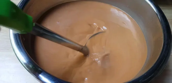 Pha trà sữa: Nếu pha ly, cho 300g đá vào phần nước cốt trà đã pha. Nếu đóng chai, cho 800g đá vào.