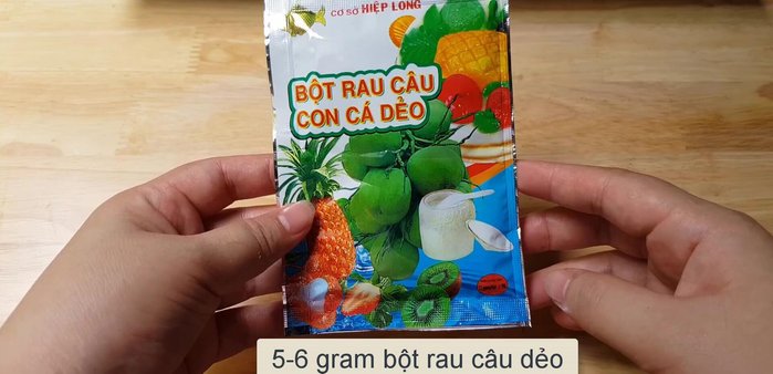 Nấu thạch rau câu: Cho 5-6g bột rau câu vào 700ml nước, khuấy đều và ủ 15 phút cho nở.