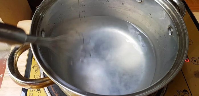 Đun sôi hỗn hợp rau câu, cho thêm 70g đường, khuấy đều và đun nhỏ lửa thêm 5 phút cho chín.